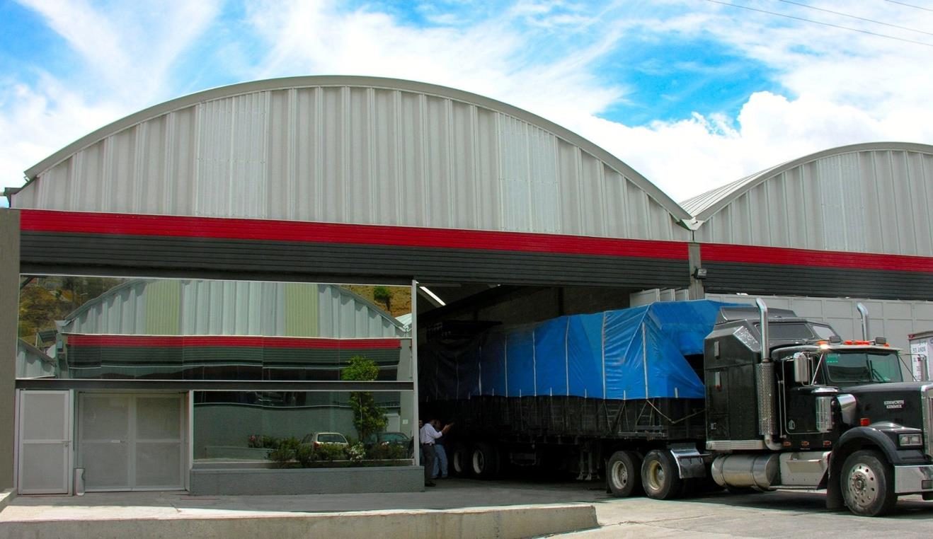 Planta de Arsapack en el Parque Industrial ISB, Huixquilucan, con un tráiler cargando